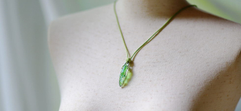 Germination fang 胸元を爽やかに彩る逸品です。 ラフォルム ガラスジュエリー ガラスアクセサリー