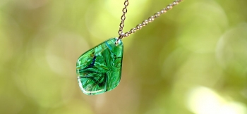 ラフォルム ガラスジュエリー ガラスアクセサリー WAVE LEAF 柔らかなひし形の優しいフォルムに、繊細なマーブル模様が印象的な美しいオリジナルペンダントです。新緑の季節にお勧めの爽やかな逸品です。