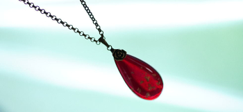 Attractive drop レッドの単色がシンプルで美しい逸品。 ラフォルム ガラスジュエリー ガラスアクセサリー