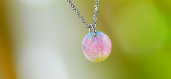 春夢の中で ～ ペンダント ～ 優しい桜色と青空の青色をガラス内部に表現しました。 ラフォルム ガラスジュエリー ガラスアクセサリー