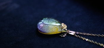 ラフォルム ガラスジュエリー ガラスアクセサリー Natural love アメジスト(紫水晶)とシトリン(黄水晶)、2種の鉱物がひとつになった「アメトリン」。その色味をガラスで表現した世界にひとつのオリジナルペンダントが完成いたしました。優しい色…