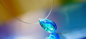 ラフォルム ガラスジュエリー ガラスアクセサリー 人魚のBlue tear ピュアな人魚の涙色。その涙にはどんな思いが溢れているのでしょう。
透明感のある澄んだ美しいアクアマリンブルーやターコイズブルーをベースに、煌くダイクロ偏光ガラスと共に流れ…