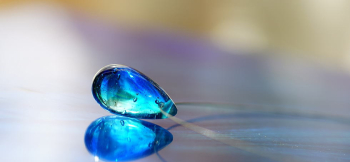 人魚のBlue tear 光を透過した際の美しい色のグラデーション。 ラフォルム ガラスジュエリー ガラスアクセサリー