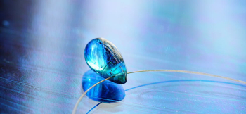 人魚のBlue tear 見る角度や光の当たり方で、様々な色合いやキラメキをお楽しみいただけます。 ラフォルム ガラスジュエリー ガラスアクセサリー