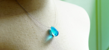 人魚のBlue tear 0.6mmのステンレスワイヤーでトップが引き立つデザインでお作りしております。 ラフォルム ガラスジュエリー ガラスアクセサリー