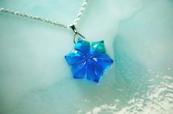こころに咲く清らかな花 雪の結晶を思わせる美しいフォルムの花。 ラフォルム ガラスジュエリー ガラスアクセサリー