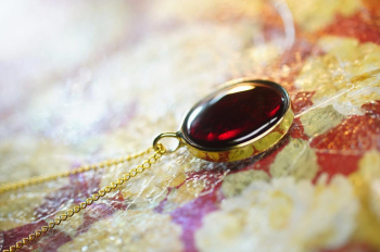 ラフォルム ガラスジュエリー ガラスアクセサリー Legend's proof ～ Garnet ～ お母さまへの大切な贈り物に、チェーンを長めに、落ち着いたガーネットレッドでお作りした世界にひとつのオーダーメイドオリジナルペンダント。周囲と裏面を…