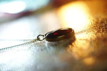 Legend's proof ～ Garnet ～ 存在感のあるサイズの円形タイプ。 ラフォルム ガラスジュエリー ガラスアクセサリー