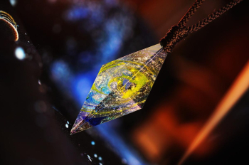 ラフォルム ガラスジュエリー ガラスアクセサリー Dreamblue ～ Dynamic galaxy ～ 限りなく透明なクリスタルの中に、命を宿したような銀河が広がる――。そんな幻想的なイメージを立体的に表現した世界にひとつのラフォルムオリジナル…