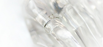 ラフォルム ガラスジュエリー ガラスアクセサリー つぼみ ～ White sphere ～ ご用意いただきました繊細なイメージのSilver925製リングに、「思い出の大切なもの」を封入した半透明の小さな球体風トップをお作りしました。可愛らしくとて…