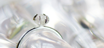 つぼみ ~ White sphere ~ 内部に「思い出の大切なもの」を封入した小さなトップ。 ラフォルム ガラスジュエリー ガラスアクセサリー