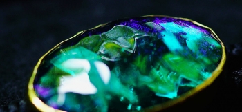 ラフォルム ガラスジュエリー ガラスアクセサリー Energy water 内部に神秘的な青い煌きを施し、表面にはランダムなカットを施した存在感のある美しいオリジナルコラボレーションループタイが完成いたしました。Silver925素材にK24メッキ…