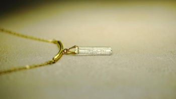 煌きの祈りⅡ 厚みを抑えたプレートタイプペンダント。 ラフォルム ガラスジュエリー ガラスアクセサリー