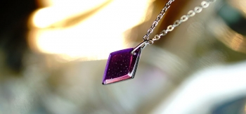 ラフォルム ガラスジュエリー ガラスアクセサリー Violet sea diamond 美しく高貴なパープルが印象的なひし形ペンダント。まるで紫色の海の中の様に細かな気泡を施しています。小ぶりで身に付けやすい逸品に仕上がりました。