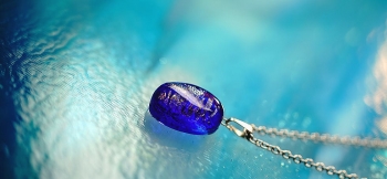 ラフォルム ガラスジュエリー ガラスアクセサリー Blue shiny jewel ふっくらとした楕円形フォルムに、2種類のラメの煌きを閉じ込めました。コバルトブルーの色合いと煌き、そして暗闇での神秘的な蓄光の光をお楽しみ頂ける、身に付けやすい小ぶ…