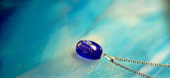 Blue shiny jewel ふっくらとした楕円形のフォルム。 ラフォルム ガラスジュエリー ガラスアクセサリー