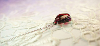 Winter cherry blossom ～ Charm ～ 2色の色合いが光の透過で様々な表情を見せてくれます。 ラフォルム ガラスジュエリー ガラスアクセサリー