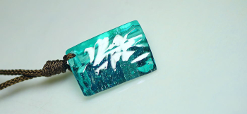 Aqua fragment 裏面側に施したランダムなカットに光が反射します。 ラフォルム ガラスジュエリー ガラスアクセサリー