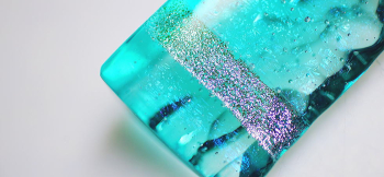 Aqua fragment 内部全体にはブルーラメを、表面下部には「ダイクロ偏光ガラス」の帯を施しております。 ラフォルム ガラスジュエリー ガラスアクセサリー