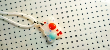 ラフォルム ガラスジュエリー ガラスアクセサリー ふあふあ&きゅーと♪ ふわふわ浮かぶ白い雲の中で、カラフルなボール遊びをしているようなファンタジックなイメージをガラスの中に表現してみました♪ ベネチアンガラスを素材にしています。