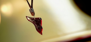 ラフォルム ガラスジュエリー ガラスアクセサリー Impressive sparkling form ～ Red earth / Gold spirit ～ 『Impressive sparkling form』をモチーフに、ワインレッド系の色合い…