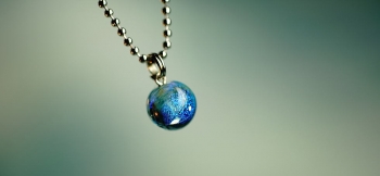 ラフォルム ガラスジュエリー ガラスアクセサリー Dichroic aquablue planet 澄んだ水のような「アクアブルー」をベースに、ブルー系に煌くラメとダイクロ偏光ガラスをちりばめた、小ぶりの球体ペンダントです。9mmφと小ぶりのサイズ…