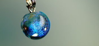 Dichroic aquablue planet 美しいブルーの煌きを閉じ込めた球体。 ラフォルム ガラスジュエリー ガラスアクセサリー