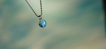 Dichroic aquablue planet 小ぶりのサイズながら存在感のある逸品です。 ラフォルム ガラスジュエリー ガラスアクセサリー
