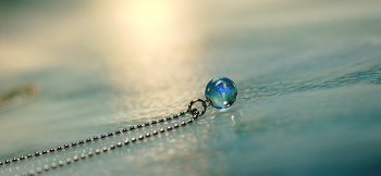 Dichroic aquablue planet 球体のフォルムのトップはボールチェーンと良くお似合いです。 ラフォルム ガラスジュエリー ガラスアクセサリー