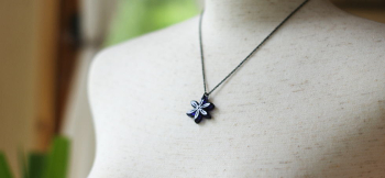 愛の花咲く時 身に着けたイメージ。現在43cmです。長さの変更も可能です。 ラフォルム ガラスジュエリー ガラスアクセサリー