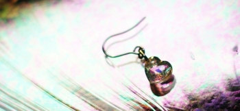 ラフォルム ガラスジュエリー ガラスアクセサリー Petit brightness heart 小さなふっくらしたハートを少し傾けて、片耳用ピアスにしています。可愛くゆらゆら揺れて、ダイクロ偏光ガラスの輝きが眩いです。この作品に使用しているダイクロ…