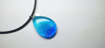 星屑の海に ～ ペンダント(大) ～ 「思い出の大切なもの」をガラスの内部に封入した世界にひとつのメモリアルペンダントです。 ラフォルム ガラスジュエリー ガラスアクセサリー