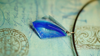 DreamBlue ～ Water flow ～ 中央部に色味を施した八面体。 ラフォルム ガラスジュエリー ガラスアクセサリー