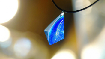 DreamBlue ～ Water flow ～ 八面の面に色合いやラメが反射します。 ラフォルム ガラスジュエリー ガラスアクセサリー