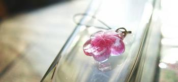 ラフォルム ガラスジュエリー ガラスアクセサリー Only one ～ ルビー / ストラップ ～ 可愛らしい五枚の花びらの花をモチーフにした、ルビーの優しい色合いが素敵なストラップです。