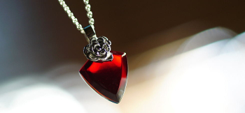 Attractive silver rose emblem エンブレムフォルムの世界にひとつのペンダント。 ラフォルム ガラスジュエリー ガラスアクセサリー