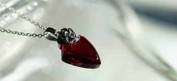 Attractive silver rose emblem ワインレッド系(チェリーレッド)の上品な色合い。 ラフォルム ガラスジュエリー ガラスアクセサリー