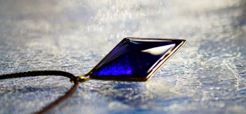 Collaborate Dreamblue ～ Yearning gem ～ 詳細なデザイン加工を内部に施した八面体フォルムのガラスと彫金とのオーダーメードコラボレーションペンダント。 ラフォルム ガラスジュエリー ガラスアクセサリー