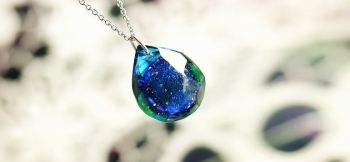 ラフォルム ガラスジュエリー ガラスアクセサリー Midnight fullmoon ～ 花鳥風月 ～ 神秘的な魅力と存在感のあるペンダントに仕上がりました。
表裏がふっくらとした涙形の立体形のフォルムには、全面ランダムなアイスロックカットを施し…