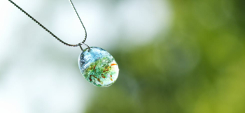 春風薫る頃 ～ 満天の星空に ～ 「思い出の大切なもの」を封入した透明感のある素敵なメモリアルペンダントです。 ラフォルム ガラスジュエリー ガラスアクセサリー