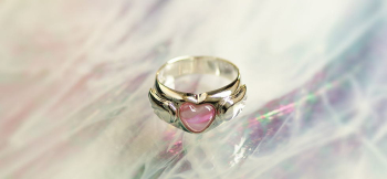 Endless Together ～ Charming heart ～ 両脇の羽がカワイイ、コラボレーションリングです。 ラフォルム ガラスジュエリー ガラスアクセサリー
