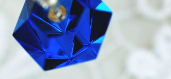 Reflection pyramid 内部に色や光が乱反射して、さまざまな幾何学模様をお楽しみいただけます。 ラフォルム ガラスジュエリー ガラスアクセサリー
