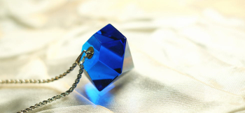 Reflection pyramid ガラスの厚みで変化する色の濃淡をお楽しみいただけます。 ラフォルム ガラスジュエリー ガラスアクセサリー