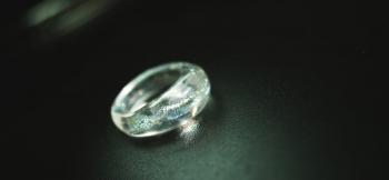 ラフォルム ガラスジュエリー ガラスアクセサリー Screwed brilliance クリーベースのノーマルリングのフォルム内に、優しく輝くラメを螺旋状にリング全体に施した大変素敵なリングです。