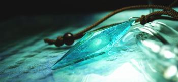 ラフォルム ガラスジュエリー ガラスアクセサリー Dreamblue ～ 水の揺らぎ ～ ターコイズブルー、ライトアクアマリンブルーのグラデーション加工と蓄光加工を施し、全体に水の揺らぎを表現した八面体ペンダント。ターコイズブルーとライトアクアマリ…