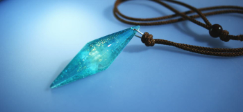 Dreamblue ～ 水の揺らぎ ～ 写真の組みひも、チェーンどちらにもお似合いです。 ラフォルム ガラスジュエリー ガラスアクセサリー