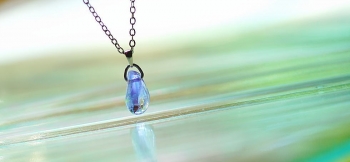 ラフォルム ガラスジュエリー ガラスアクセサリー Lavender snow drop 紫外線によって色を変える不思議なラベンダー色。「ネオラベンダー」を素材に、優しいラメと蓄光を施した小さなしずくタイプペンダントです。光の当たり方や見る角度、また…