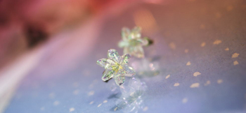 Snow flower ～ Mysterious bright ～ 内部には美しく輝くダイクロ偏光ガラスを使用しています。 ラフォルム ガラスジュエリー ガラスアクセサリー