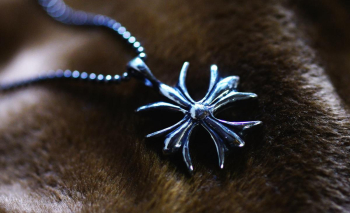 STRONG-MINDED / クロスペンダント 世界にひとつ、ご希望のイメージに沿って細部までこだわってお作りしたシルバー製のオリジナルクロスタイプペンダント。 ラフォルム ガラスジュエリー ガラスアクセサリー