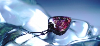 ラフォルム ガラスジュエリー ガラスアクセサリー Guitar pick emblem ギターピックのようなエンブレムタイプペンダント。上品な大人の色合い「チェリーレッド」の単色が美しく印象的な逸品です。内部に施したレインボーラメが多彩な表情を魅せ…